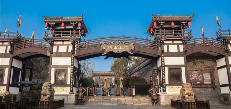 一个学校两个旗杆（一个在校门口，一个在操场，相隔很远）可以同时挂着两面中华人民共和国国旗吗?